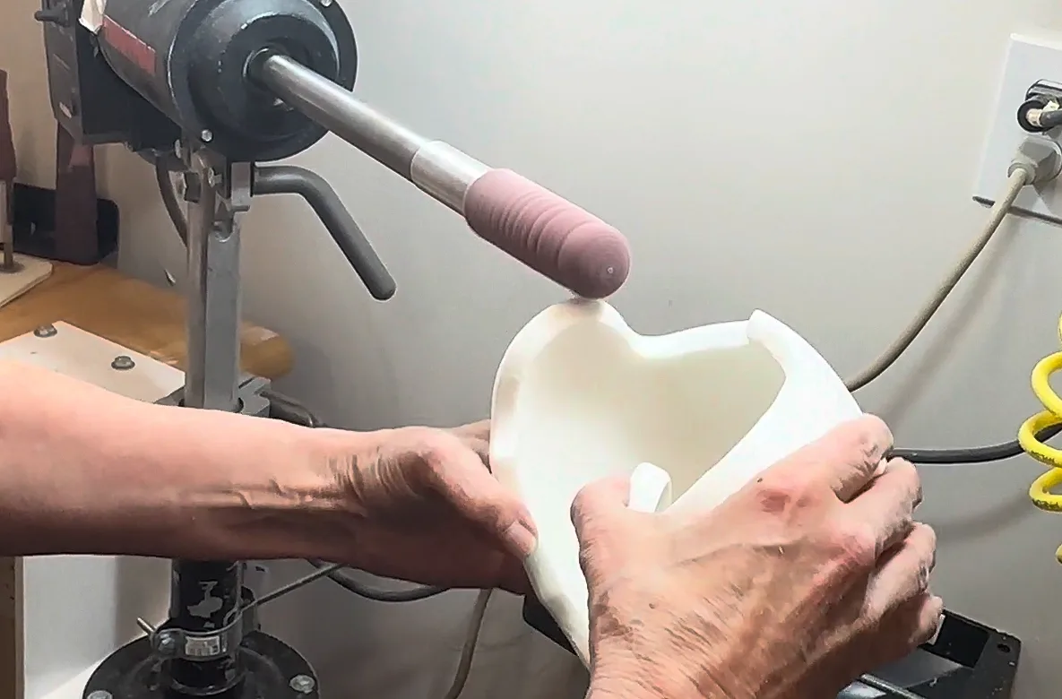 Un profesional sanitario ajusta la banda DOC a un bebé